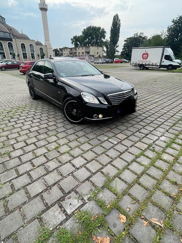 Gebraucht Mercedes E250 204 PS (150 kW) 2011 Schwarz Limousine