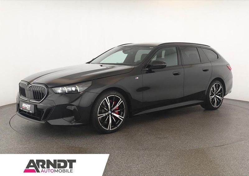 Saphirschwarz Gebraucht 2025 BMW 540 Comfort Edition Kombi | 66.484 € (Superpreis) - Bild 1/4