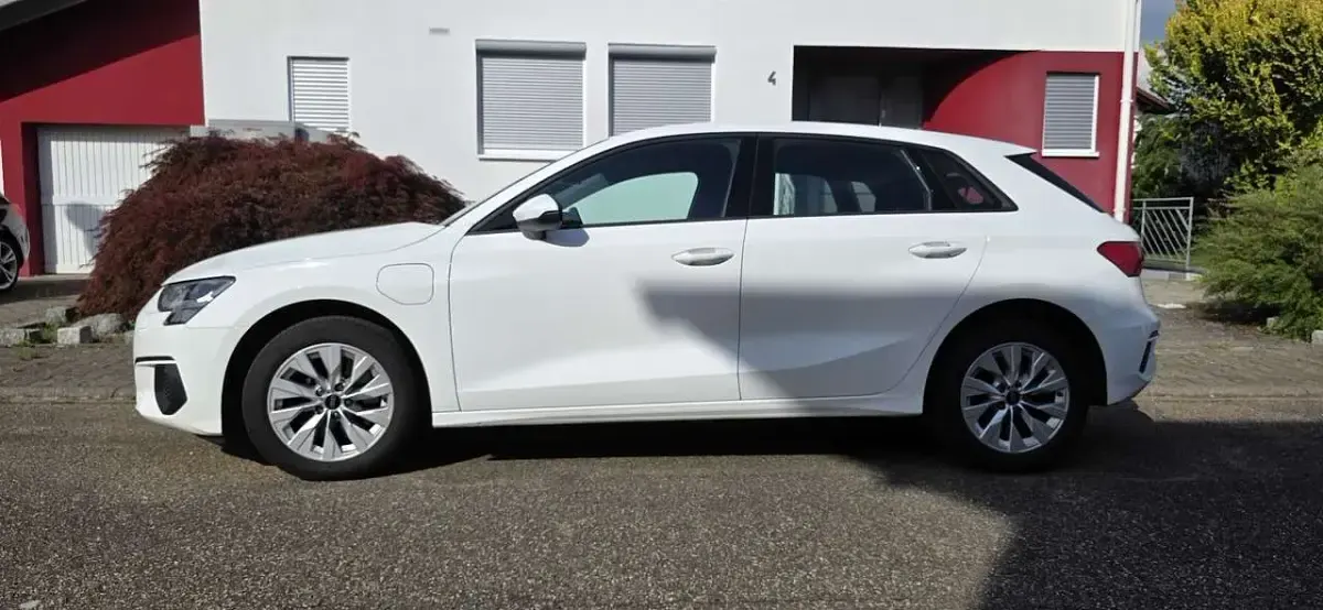 Gebraucht Audi A3 e-tron Basis 150 PS (110 kW) 2022 Weiß Kleinwagen