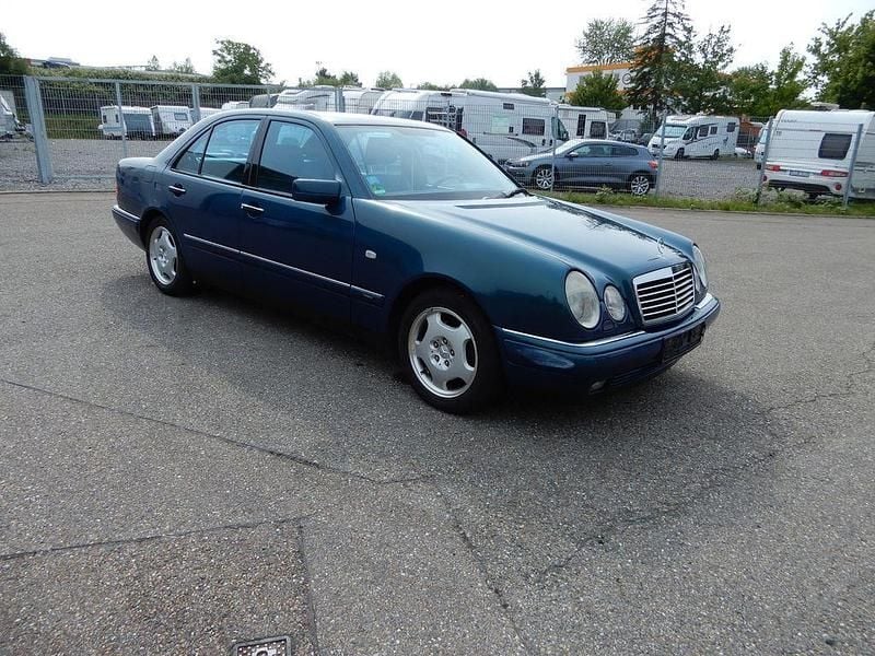 Gebraucht Mercedes E230 Avantgarde 150 PS (110 kW) 1997 Blau Limousine
