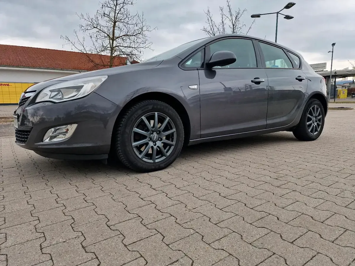 Gebraucht Opel Astra 110 PS (80 kW) 2010 Grau Limousine