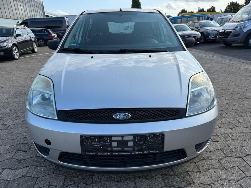 Silber Gebraucht 2005 Ford Fiesta Ambiente Kleinwagen | 600 € (Superpreis) - Bild 1/4