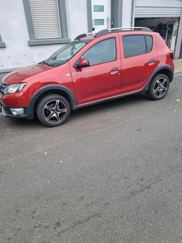 Rot Gebraucht 2015 Dacia Sandero Stepway Kleinwagen | 5.400 € (Superpreis) - Bild 1/4