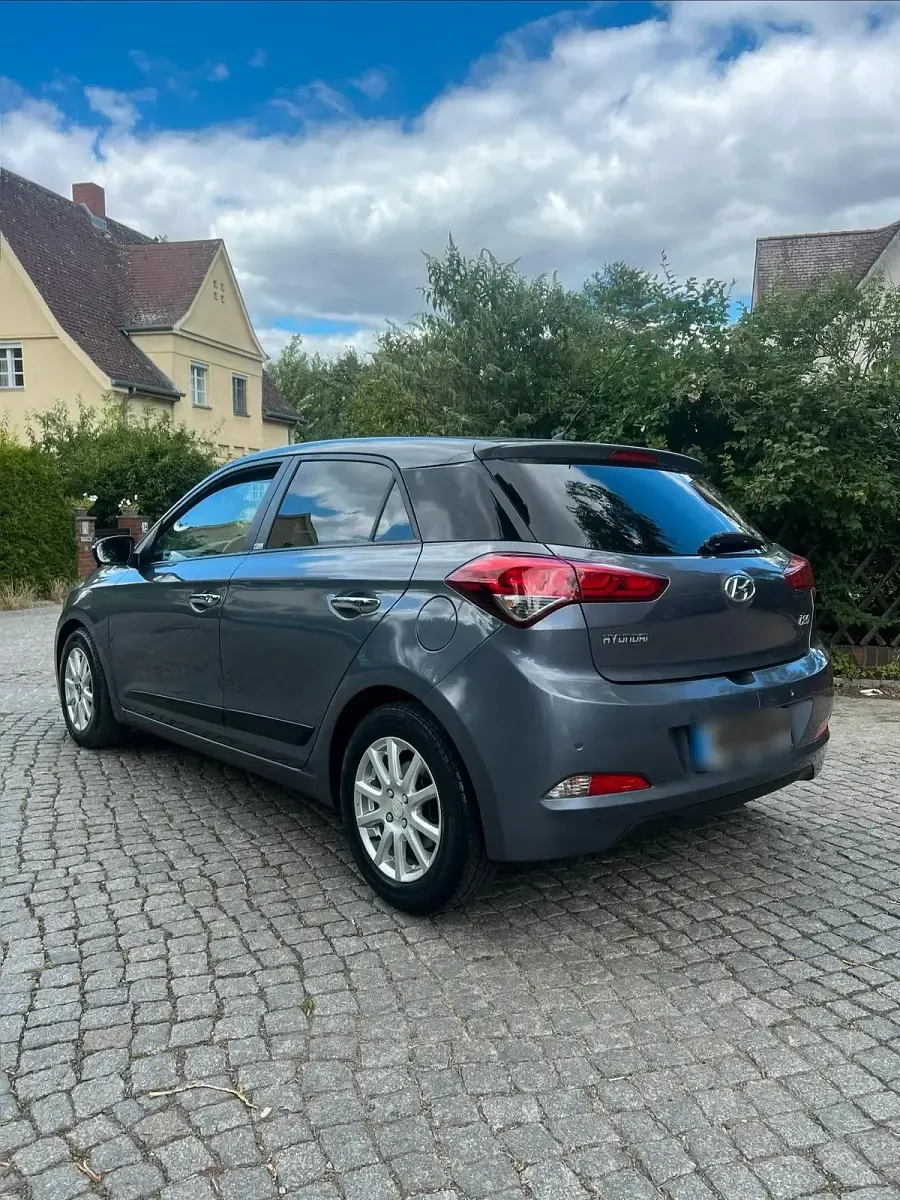 Gebraucht Hyundai i20 101 PS (74 kW) 2015 Limousine