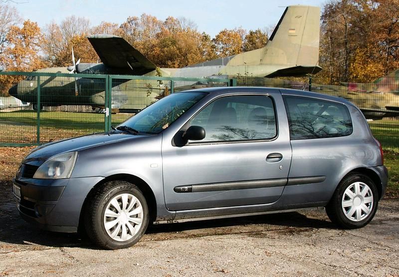 Grau Gebraucht 2005 Renault Clio II Kleinwagen | 1.100 € (Etwas zu teuer) - Bild 1/4
