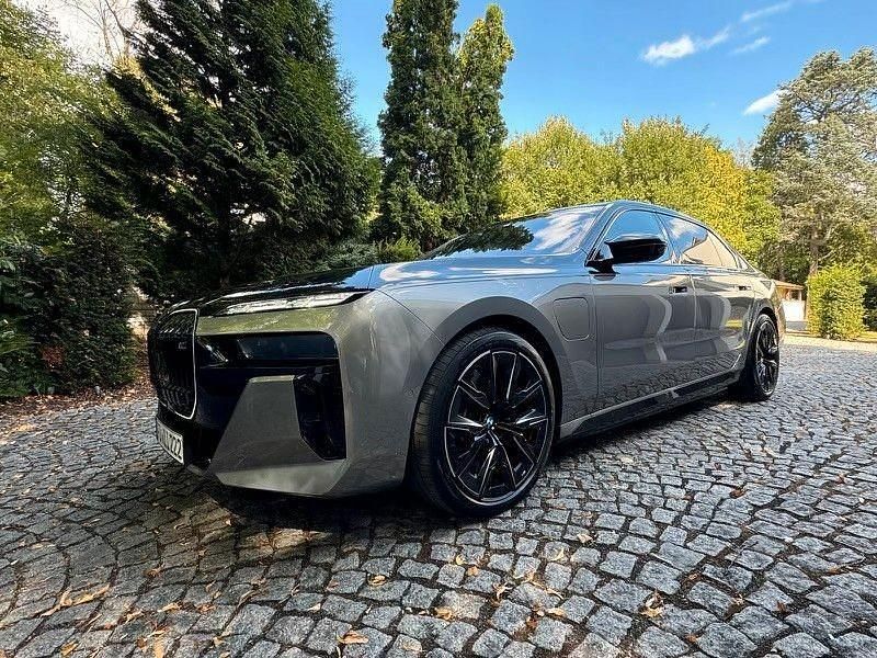 Gebraucht BMW M760e Performance 571 PS (419 kW) 2023 Schwarz Limousine