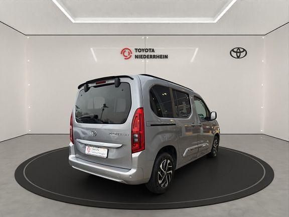 Gebraucht Toyota Proace Verso Basis 110 PS (80 kW) 2024 Silver metallic Kombi