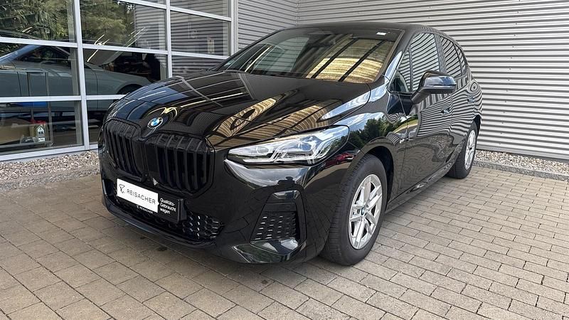 Black sapphire metallic Gebraucht 2023 BMW 220 Active Tourer Luxury Line Van / Kleinbus | 31.990 € (Fairer Preis) - Bild 1/4