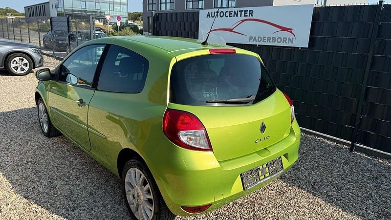 Gebraucht Renault Clio III Dynamique 75 PS (55 kW) 2010 Grün Kleinwagen