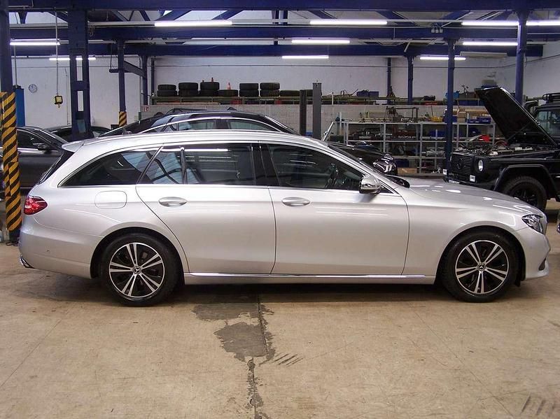 Gebraucht Mercedes E220 194 PS (142 kW) 2018 Iridiumsilber Kombi