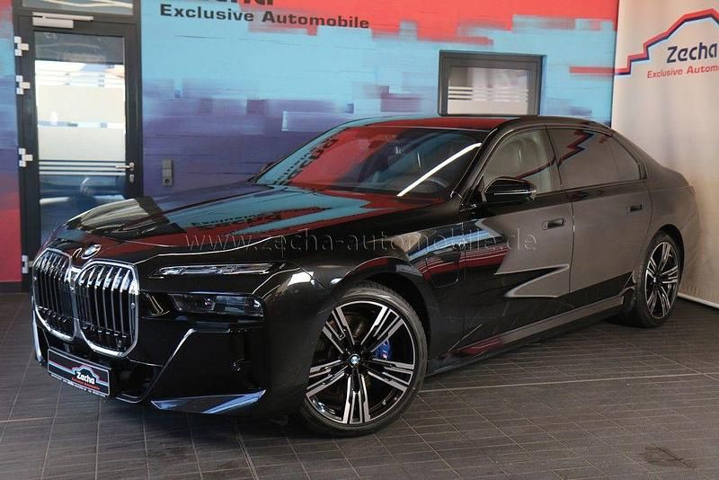 Gebraucht BMW 750e Performance 489 PS (359 kW) 2024 Black sapphire (475) Limousine