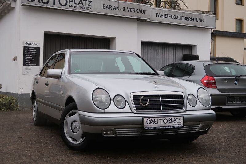 Silber Gebraucht 1999 Mercedes E240 Limousine | 2.000 € (Superpreis) - Bild 1/4