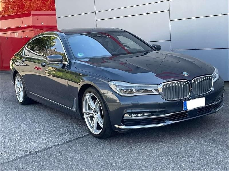 Gebraucht BMW 740L 320 PS (235 kW) 2019 Arktikgrau Limousine