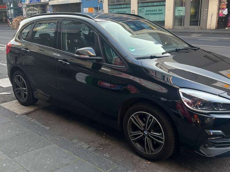 Schwarz Gebraucht 2020 BMW 218 Active Tourer Van / Kleinbus | 15.500 € (Guter Preis) - Bild 1/4