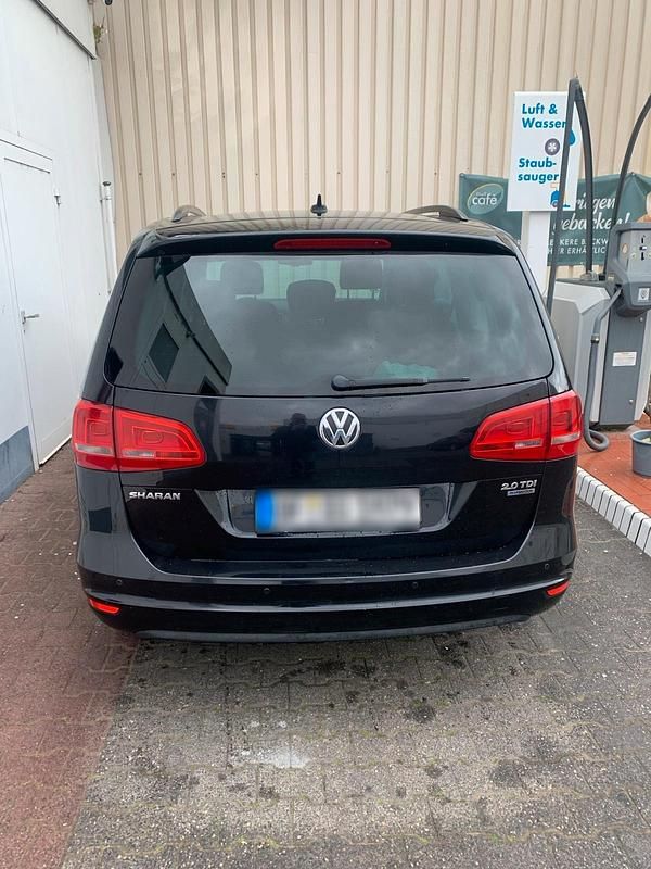 Second-hand VW Sharan 170 CP (125 kW) 2012 Negru Monovolum