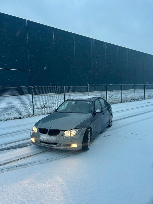 Gebraucht BMW 318 148 PS (108 kW) 2008 Silber Limousine