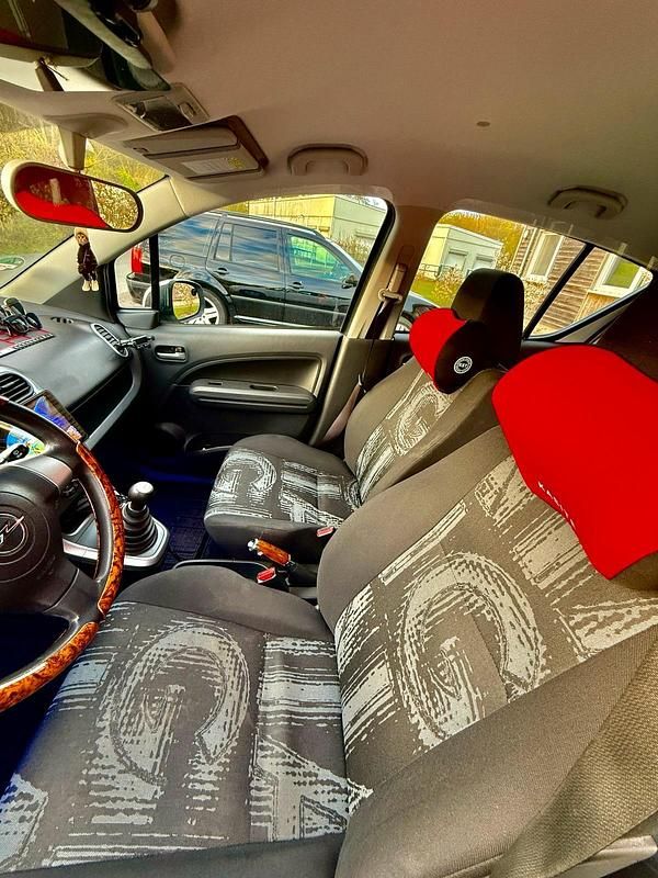 Gebraucht Opel Agila 68 PS (50 kW) 2014 Weiß Kleinwagen