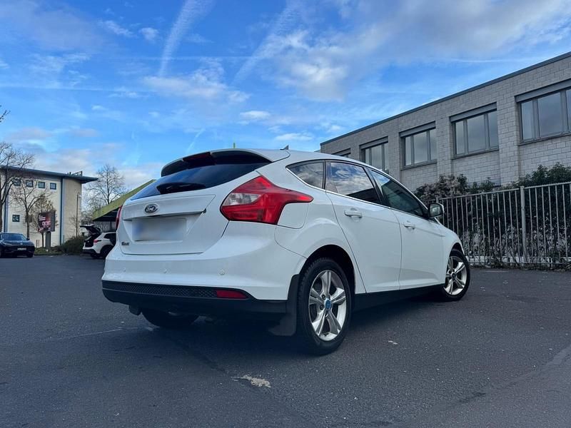 Gebraucht Ford Focus 125 PS (91 kW) 2012 Weiß Limousine