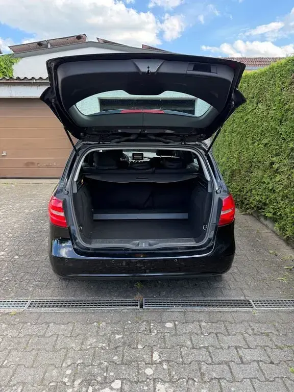 Gebraucht Mercedes B180 122 PS (89 kW) 2012 Schwarz Kleinwagen