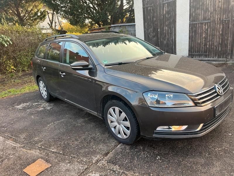 Braun Gebraucht 2012 VW Passat Kombi | 4.900 € (Guter Preis) - Bild 1/4
