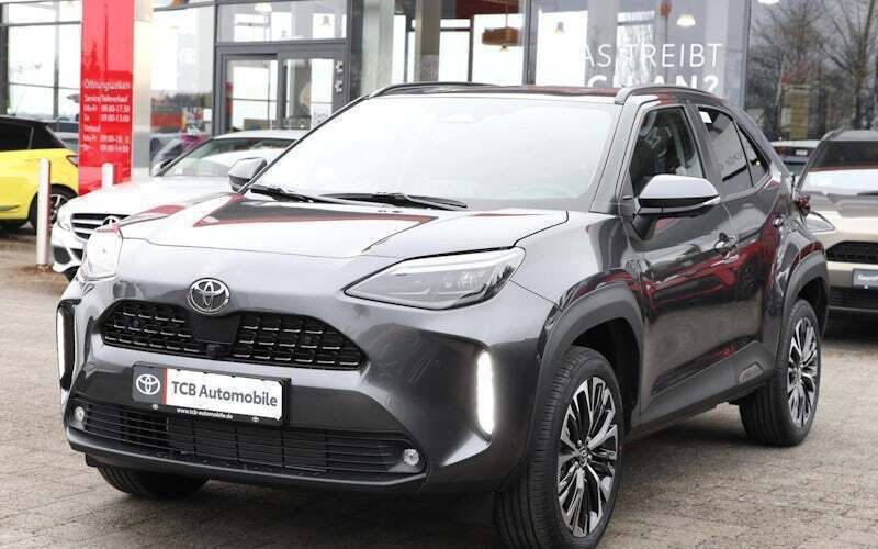 Grau Neu 2025 Toyota Yaris Hybrid Style Limousine | 34.189 € - Bild 1/4