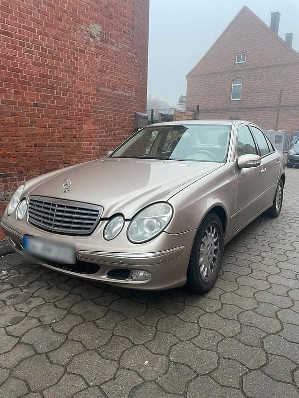 Andere farben Gebraucht 2004 Mercedes E200 Limousine | 2.450 € (Superpreis) - Bild 1/4