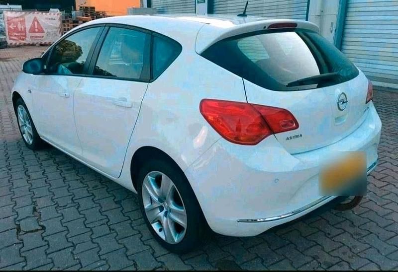 Second-hand Opel Astra 101 CP (74 kW) 2012 Alb Berlinǎ