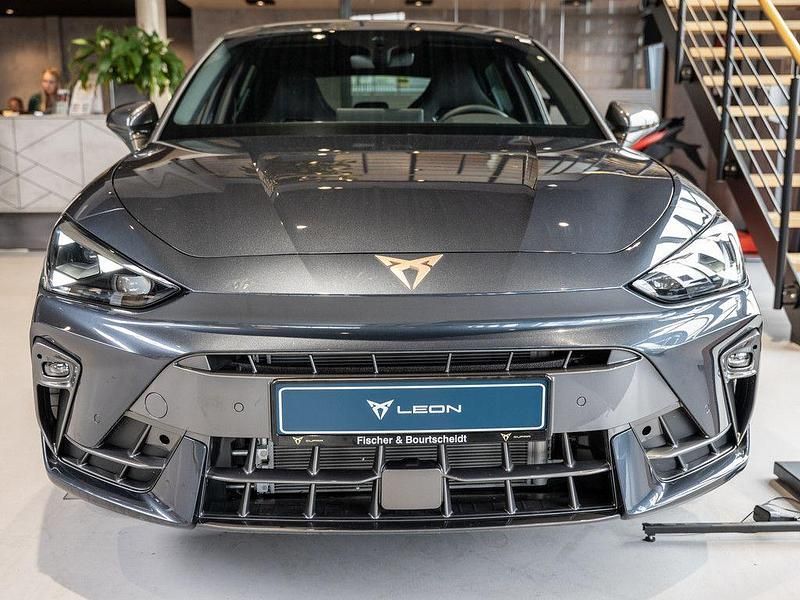 Neu Cupra Leon 150 PS (110 kW) 2025 Magnetic grau Limousine
