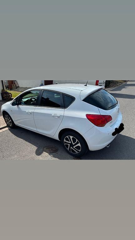 Gebraucht Opel Astra Design Edition 120 PS (88 kW) 2011 Weiß Limousine