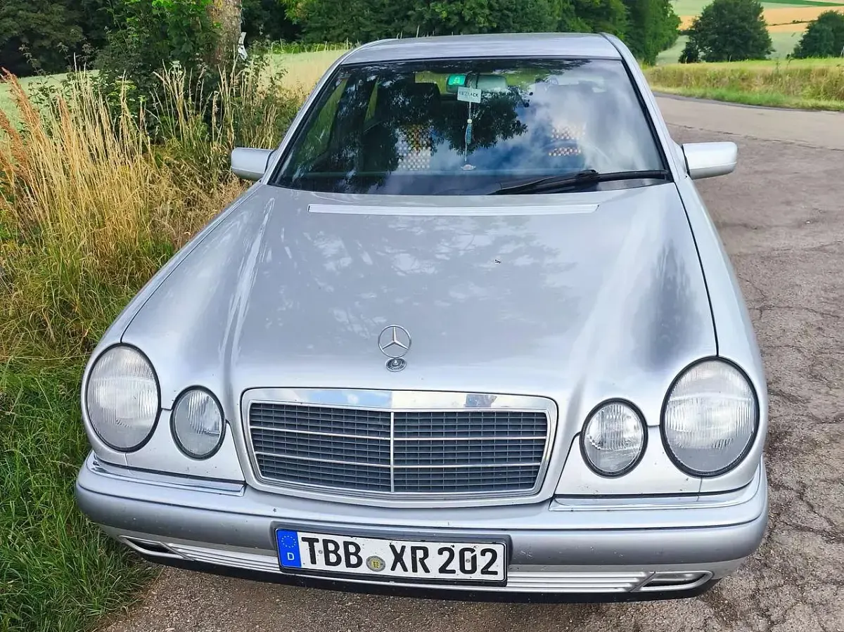 Gebraucht Mercedes E200 Elegance 136 PS (100 kW) 1997 Silber Limousine