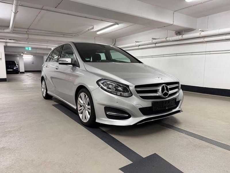 Silber Gebraucht 2015 Mercedes B180 Style Van / Kleinbus | 11.500 € (Fairer Preis) - Bild 1/4