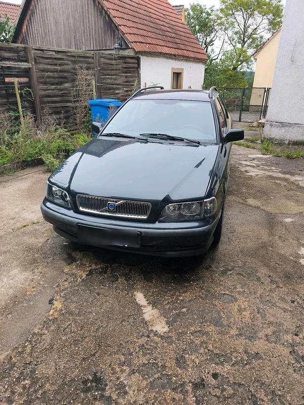 Schwarz Gebraucht 2001 Volvo V40 Kombi | 2.000 € (Teuer) - Bild 1/4
