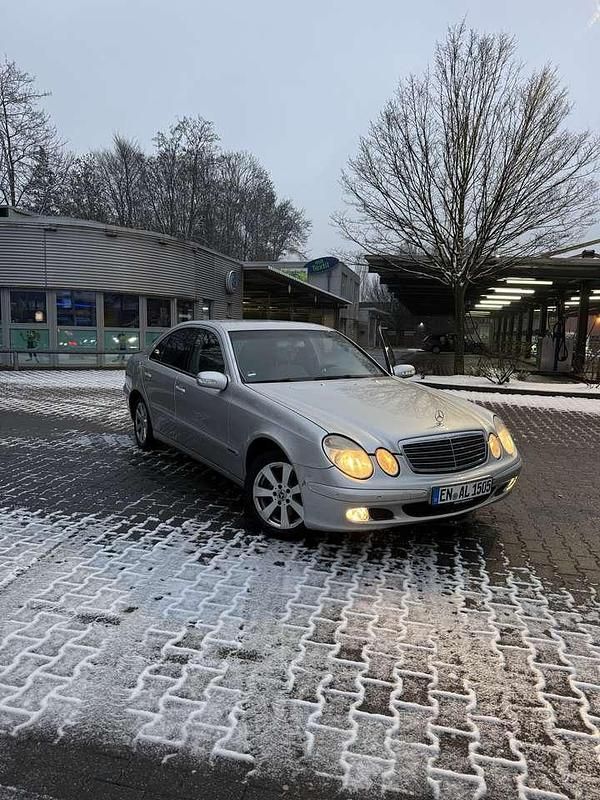 Silber Gebraucht 2002 Mercedes E200 Classic Limousine | 4.450 € (Fairer Preis) - Bild 1/4