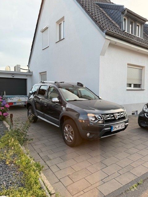 Grau Gebraucht 2015 Dacia Duster Prestige SUV | 9.980 € (Fairer Preis) - Bild 1/4