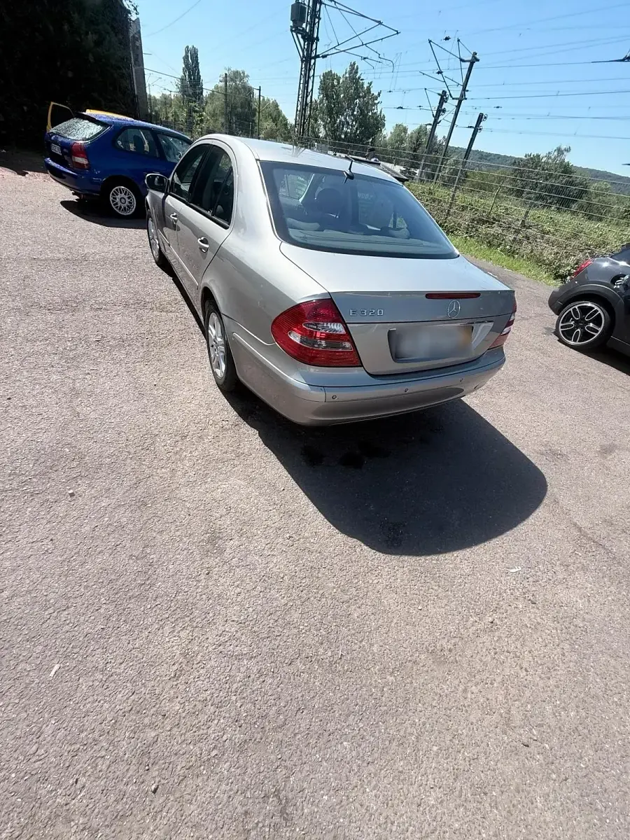 Gebraucht Mercedes E320 244 PS (179 kW) 2003 Gold Limousine