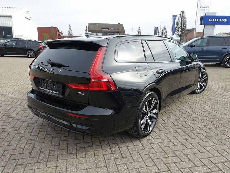 Gebraucht Volvo V60 Plus 197 PS (144 kW) 2025 Schwarz Kombi