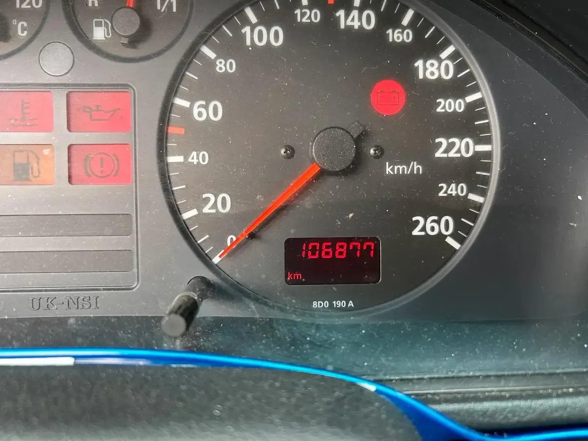 Używany Audi A4 1995 Czerwony Sedan/Limuzyna