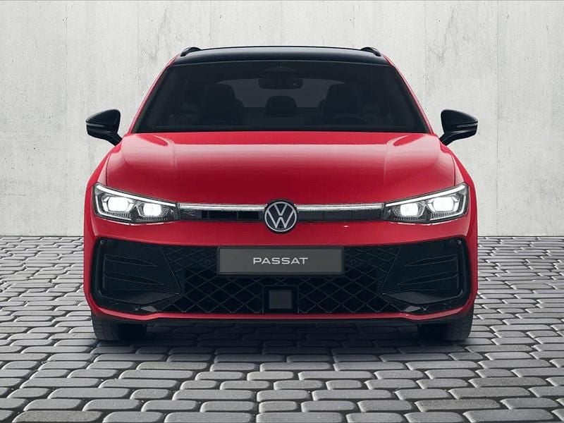 Gebraucht VW Passat R-line 193 PS (141 kW) 2025 Chilirot metallic Kombi