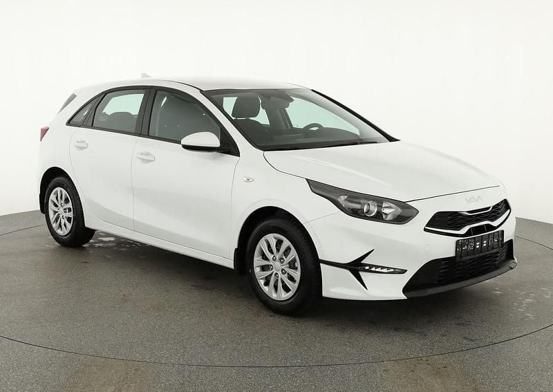 Deluxeweiß metallic Neu 2025 Kia Ceed Limousine | 23.245 € (Guter Preis) - Bild 1/4