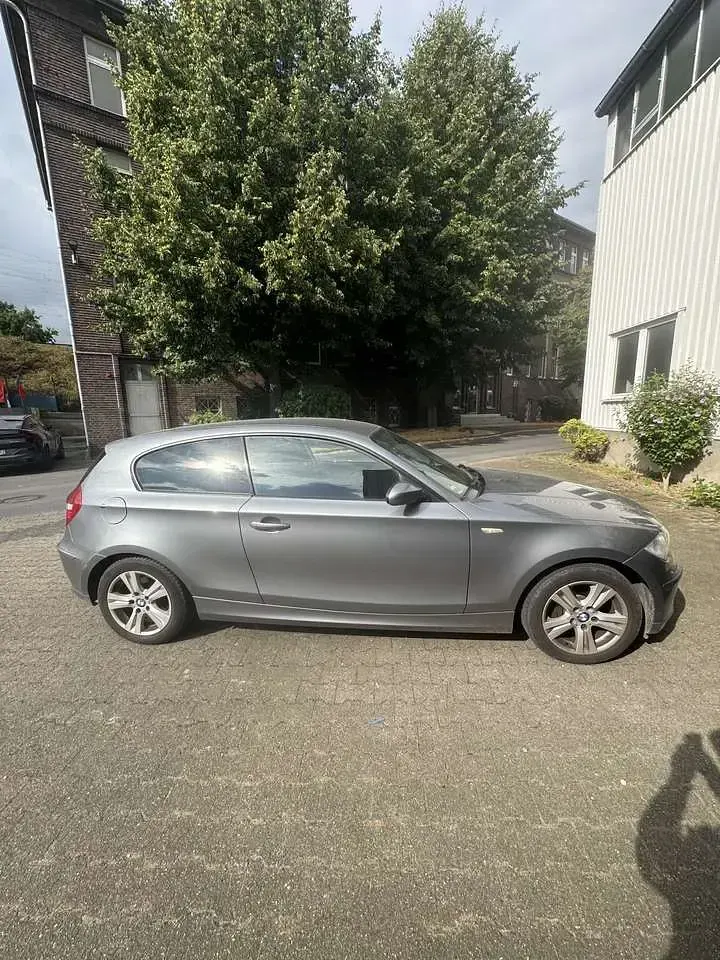 Gebraucht BMW 116 122 PS (89 kW) 2009 Grau Kleinwagen