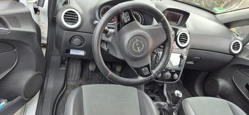 Usado Opel Corsa Innovation 90 HP (66 kW) 2009 Branco Citadino