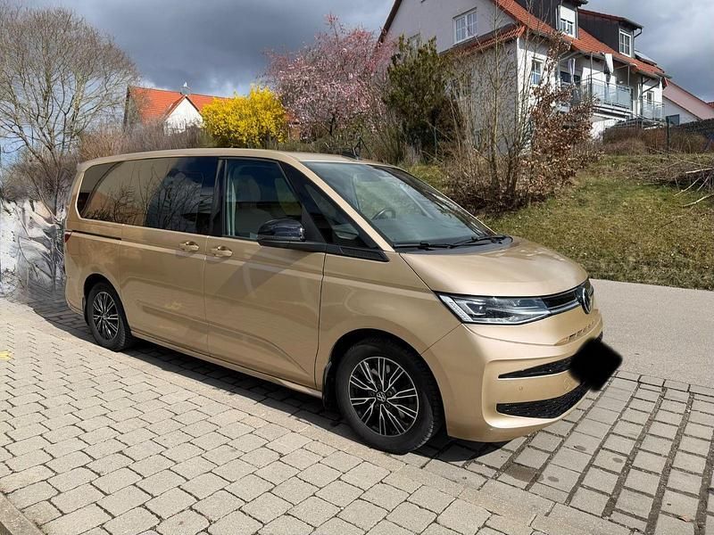Second-hand VW Multivan Life 204 CP (150 kW) 2022 Auriu Monovolum