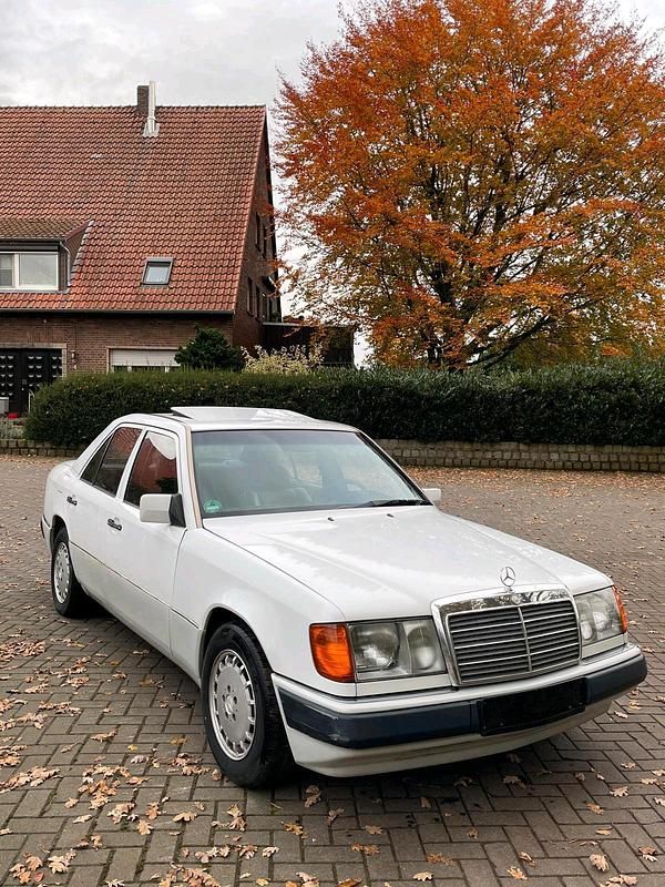 Weiß Gebraucht 1992 Mercedes E200 Limousine | 3.990 € - Bild 1/4