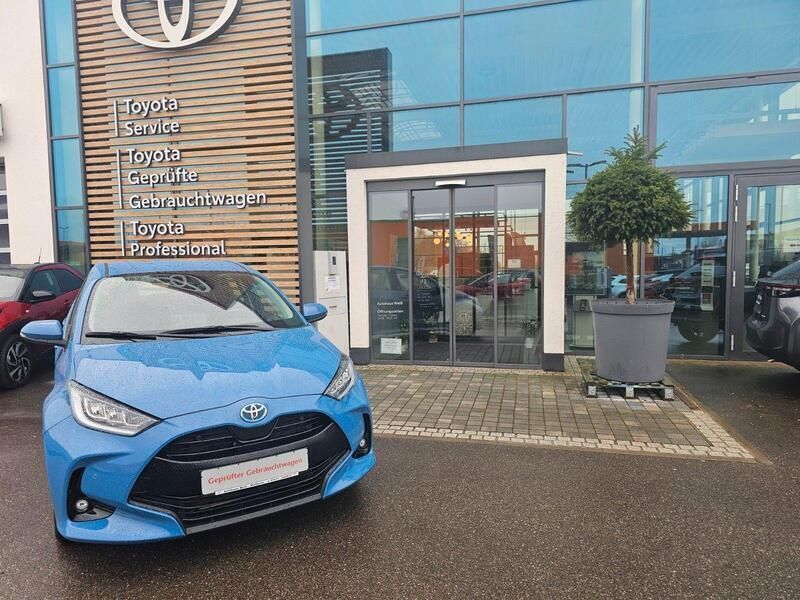 Blau Gebraucht 2022 Toyota Yaris Hybrid Team Kleinwagen | 20.900 € (Fairer Preis) - Bild 1/4