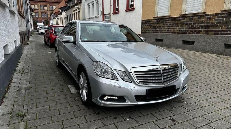 Silber Gebraucht 2009 Mercedes E220 Limousine | 14.900 € (Etwas zu teuer) - Bild 1/4