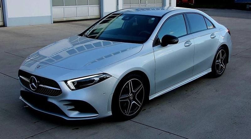 Silber Gebraucht 2022 Mercedes A200 AMG line Limousine | 26.400 € (Guter Preis) - Bild 1/4