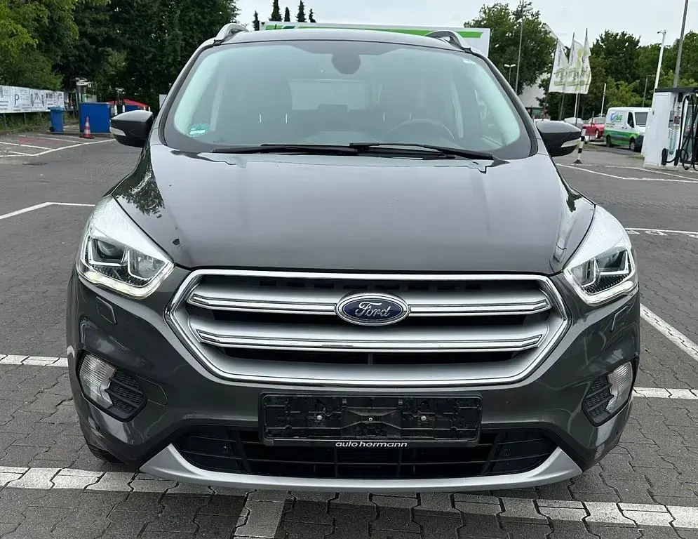 Gebraucht Ford Kuga Titanium 150 PS (110 kW) 2018 Grau SUV