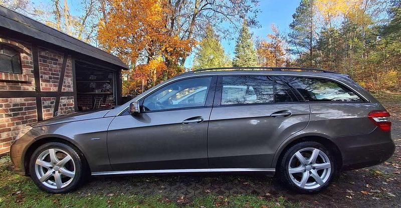 Bronze Gebraucht 2012 Mercedes E220 Elegance Kombi | 10.999 € (Guter Preis) - Bild 1/4