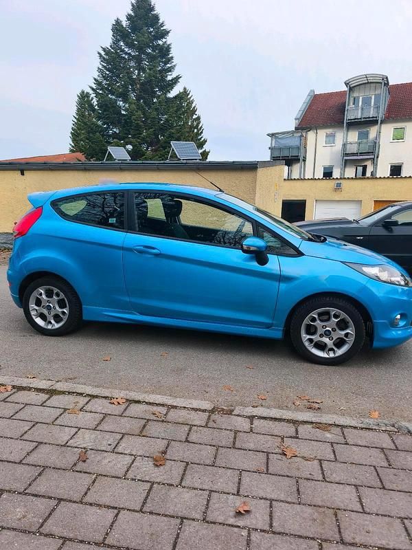 Gebraucht Ford Fiesta 75 PS (55 kW) 2011 Blau Kleinwagen