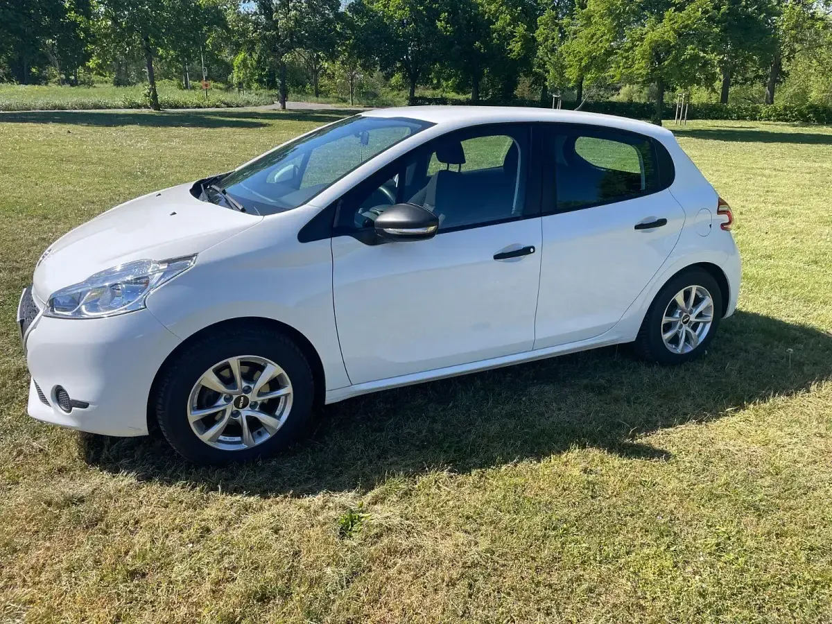 Gebraucht Peugeot 208 Access 68 PS (50 kW) 2014 Weiß Kleinwagen